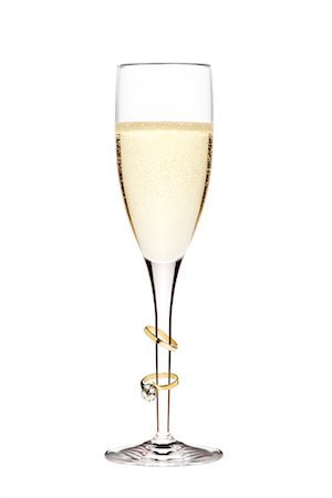 simsearch:700-05803329,k - Verre de Champagne avec des bandes de mariage Photographie de stock - Rights-Managed, Code: 700-00284787