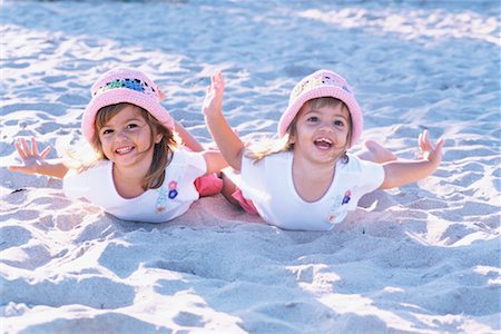Deux jeunes filles sur la plage Photographie de stock - Rights-Managed, Code: 700-00285305