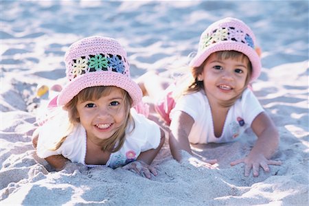 Deux jeunes filles sur la plage Photographie de stock - Rights-Managed, Code: 700-00285306