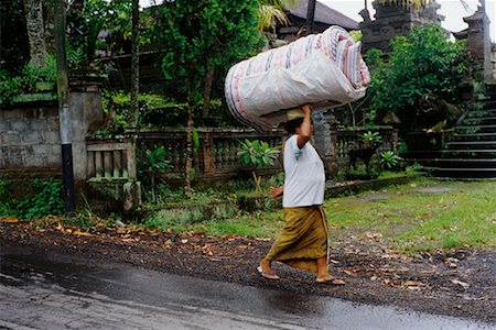 simsearch:700-00079491,k - Woman Carrying Rug on Head Foto de stock - Con derechos protegidos, Código: 700-00285403