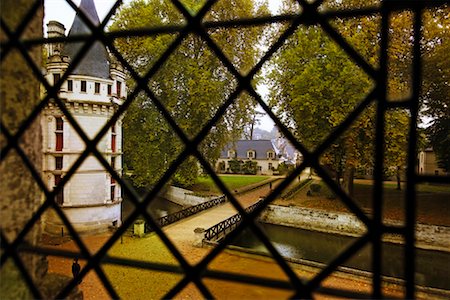 simsearch:400-04486719,k - View through Castle Window Chateau Azay le Rideau Loire Valley France Foto de stock - Con derechos protegidos, Código: 700-00285786