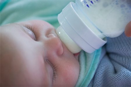 simsearch:600-02290107,k - Baby Drinking from Bottle Stock Photo - Rights-Managed, Code: 700-00286482