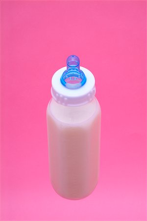 robert karpa - Baby Bottle with Milk Foto de stock - Con derechos protegidos, Código: 700-00280399