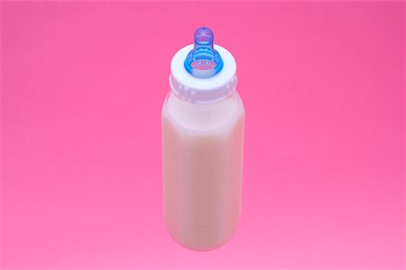 simsearch:700-00280402,k - Biberon de bébé avec du lait Photographie de stock - Rights-Managed, Code: 700-00280400