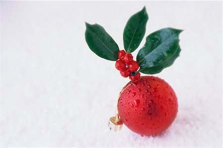 simsearch:700-00515974,k - Christmas Ornament and Holly In Snow Foto de stock - Con derechos protegidos, Código: 700-00280738