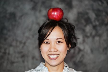 Woman with Apple on Head Foto de stock - Con derechos protegidos, Código: 700-00281364