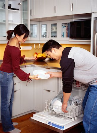 Couple Unloading Dishwasher Foto de stock - Direito Controlado, Número: 700-00281664