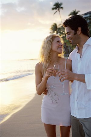 simsearch:700-00038738,k - Couple sur la plage de Waikiki, Hawaii au crépuscule Photographie de stock - Rights-Managed, Code: 700-00318382