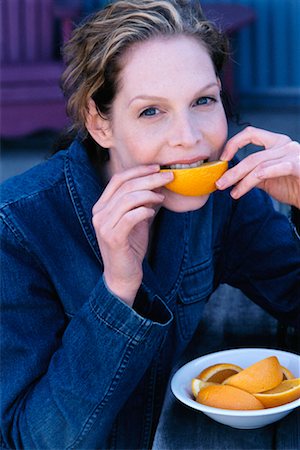 simsearch:700-01296030,k - Woman Eating Orange Slices Foto de stock - Con derechos protegidos, Código: 700-00328317