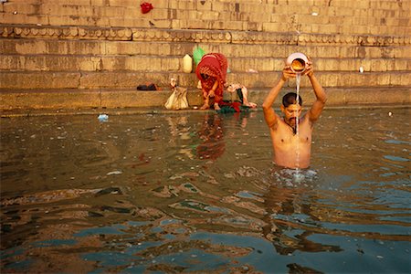 simsearch:700-03737859,k - Baignade dans le fleuve Ganges Varanasi, Inde Photographie de stock - Rights-Managed, Code: 700-00328485