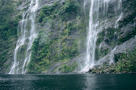 fiordland national park - Waterfall, Doubtful Sound Fiordland National Park South Island, New Zealand Foto de stock - Con derechos protegidos, Código: 700-00345124