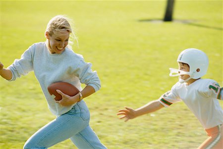 Mère et fils jouer au Football Photographie de stock - Rights-Managed, Code: 700-00345629