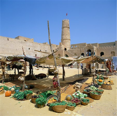 simsearch:700-00349964,k - Marché en Cour Ribat Ribat de Harthema, Monastir, Tunisie, Afrique Photographie de stock - Rights-Managed, Code: 700-00349900