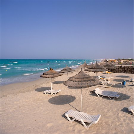 Chaise de plage et parasols de Tiki île de Djerba, Tunisie Photographie de stock - Rights-Managed, Code: 700-00349925