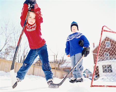 simsearch:600-01248852,k - Deux garçons jouent au Hockey Photographie de stock - Rights-Managed, Code: 700-00341292