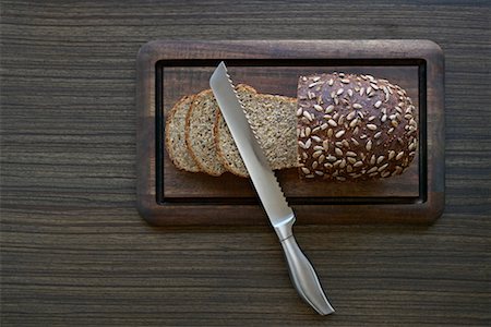 simsearch:640-01354973,k - Sliced Bread with Knife Foto de stock - Direito Controlado, Número: 700-00342844