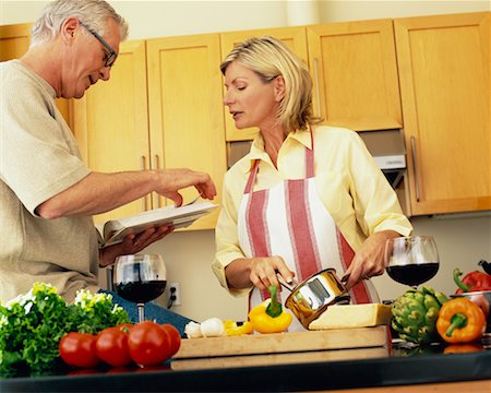 simsearch:700-00343349,k - Couple Preparing Meal in Kitchen Fotografie stock - Rights-Managed, Codice: 700-00343344