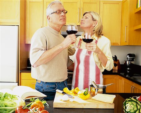 dégustateur de vin (homme et femme) - Couple prépare les repas dans la cuisine Photographie de stock - Rights-Managed, Code: 700-00343347