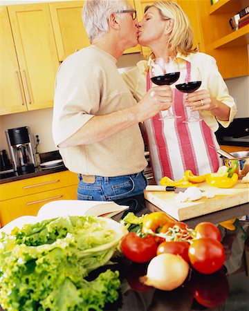 simsearch:700-00343349,k - Couple Kissing in Kitchen Fotografie stock - Rights-Managed, Codice: 700-00343349