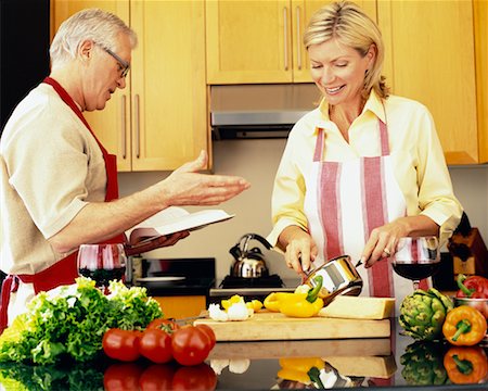 simsearch:700-00606303,k - Couple Preparing Meal in Kitchen Foto de stock - Con derechos protegidos, Código: 700-00343343