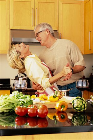 simsearch:700-00343349,k - Couple Dancing and Cooking in Kitchen Fotografie stock - Rights-Managed, Codice: 700-00343353
