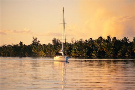 simsearch:700-00426292,k - Voilier au coucher du soleil, Bora Bora, Polynésie française Photographie de stock - Rights-Managed, Code: 700-00343472