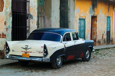 Vintage Car on Street Trinidad de Cuba, Cuba Foto de stock - Con derechos protegidos, Código: 700-00356715