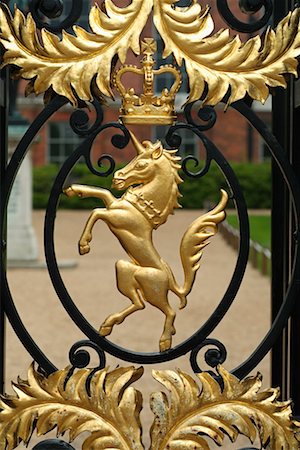 standing on hind legs - Detail of Gate to Kensington Palace, London, England Foto de stock - Con derechos protegidos, Código: 700-00356959