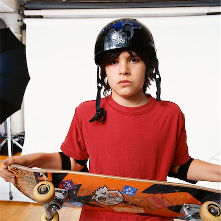 simsearch:700-00357139,k - Boy with Skateboard in Studio Foto de stock - Con derechos protegidos, Código: 700-00357139