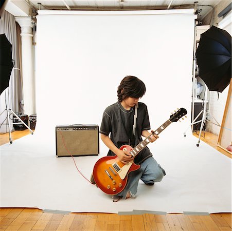 simsearch:700-01463751,k - Boy with Electric Guitar in Studio Fotografie stock - Rights-Managed, Codice: 700-00357151