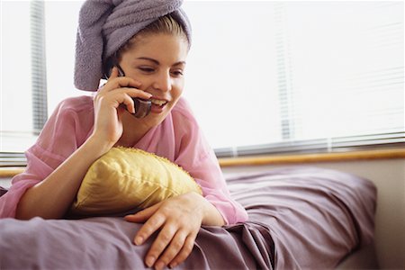 simsearch:6109-06003050,k - Woman Using Phone in Bed Foto de stock - Con derechos protegidos, Código: 700-00357186