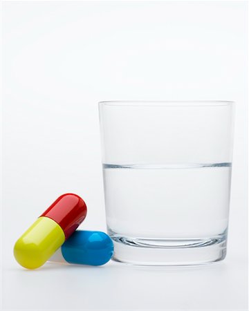 simsearch:700-00051154,k - Pills and Glass of Water Foto de stock - Direito Controlado, Número: 700-00357386