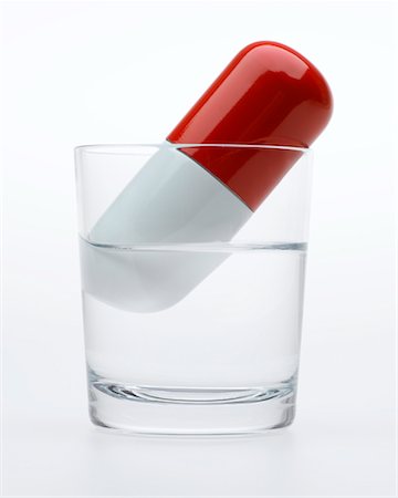 simsearch:700-00051154,k - Pill and Glass of Water Foto de stock - Direito Controlado, Número: 700-00357382