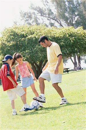 simsearch:700-00357435,k - Père et enfants jouer au Soccer Photographie de stock - Rights-Managed, Code: 700-00357447