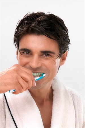 simsearch:640-03261285,k - Portrait of Man Brushing Teeth Foto de stock - Con derechos protegidos, Código: 700-00357688