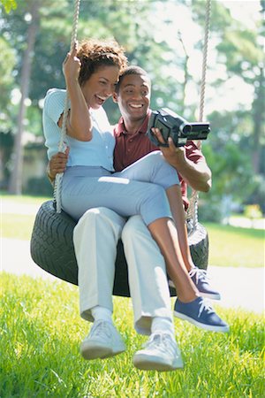 simsearch:700-00037048,k - Couple avec caméra vidéo sur pneu Swing Photographie de stock - Rights-Managed, Code: 700-00350217