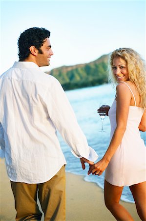 simsearch:700-00039373,k - Couple marchant sur la plage Photographie de stock - Rights-Managed, Code: 700-00350629