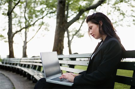 simsearch:700-00513927,k - Geschäftsfrau, die mit Laptop Battery Park, New York USA Stockbilder - Lizenzpflichtiges, Bildnummer: 700-00364043