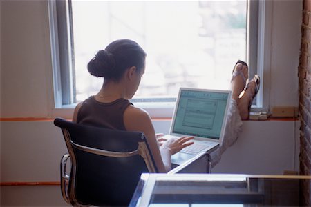 romance por internet - Woman Using Laptop Computer Foto de stock - Con derechos protegidos, Código: 700-00366215