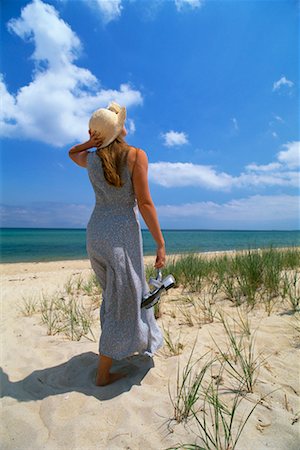 simsearch:700-02265182,k - Woman Walking on Beach Foto de stock - Con derechos protegidos, Código: 700-00366235