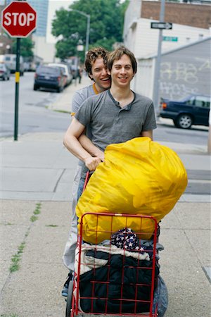 sac à dos - Male Couple Taking Laundry to Laundromat Foto de stock - Con derechos protegidos, Código: 700-00366233