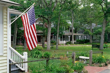 simsearch:700-00162109,k - Drapeau américain sur Cottage Oak Bluffs, Martha s Vineyard Massachusetts, USA Photographie de stock - Rights-Managed, Code: 700-00366268