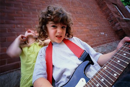 rivalidade entre irmãos - Boy Playing Electric Guitar Foto de stock - Direito Controlado, Número: 700-00367618