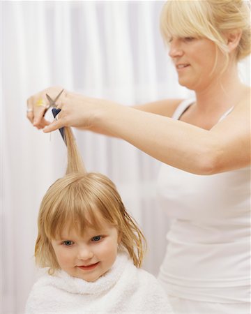 simsearch:640-03264063,k - Woman Cutting Child's Hair Foto de stock - Con derechos protegidos, Código: 700-00361674
