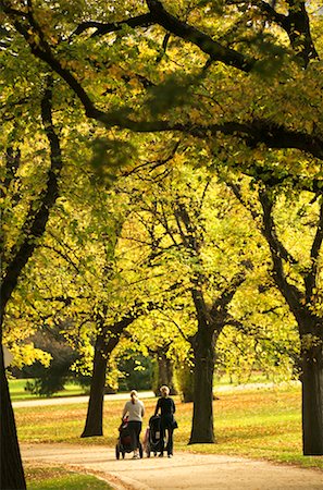 royal botanic gardens - Women with Strollers in Park Royal Botanic Gardens, Melbourne, Victoria, Australia Foto de stock - Con derechos protegidos, Código: 700-00363266