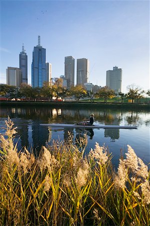 simsearch:400-03956564,k - Kayaker in River by City Melbourne, Victoria, Australia Fotografie stock - Rights-Managed, Codice: 700-00363261