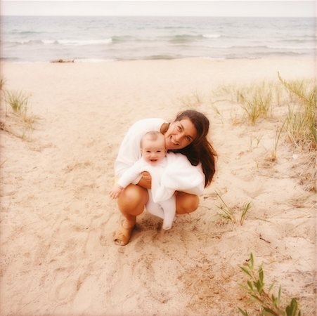 simsearch:700-00067764,k - Mother and Baby on Beach Foto de stock - Con derechos protegidos, Código: 700-00363440