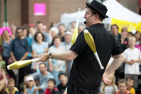 espetáculo amador - Man Juggling at Buskerfest Toronto, Ontario, Canada Foto de stock - Direito Controlado, Número: 700-00404071