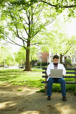 simsearch:700-00269002,k - Adolescent utilise un ordinateur portable sur le banc de parc Photographie de stock - Rights-Managed, Code: 700-00404208