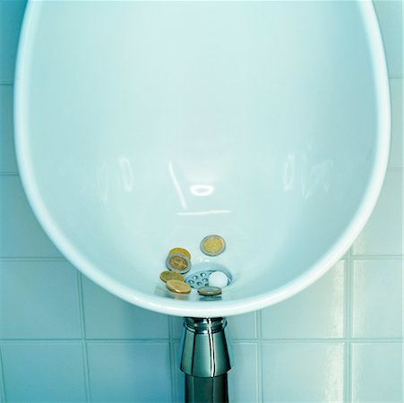 Pièces de monnaie dans l'urinoir Photographie de stock - Rights-Managed, Code: 700-00424016